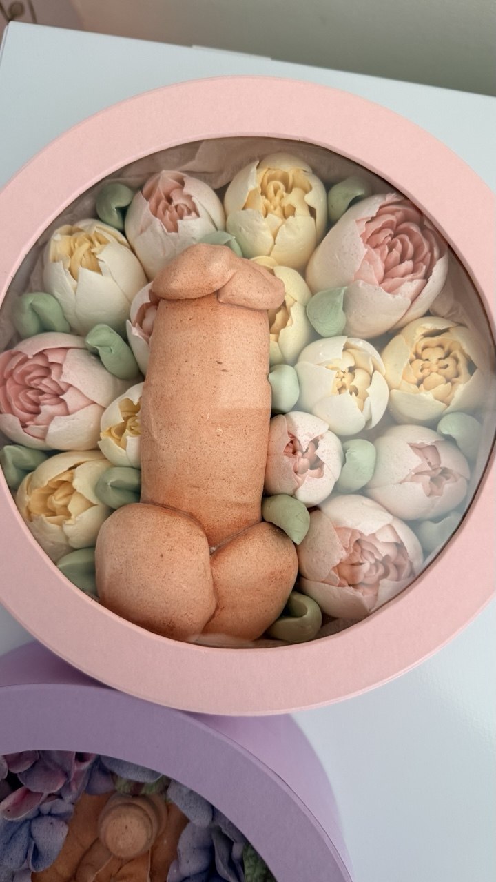 Naughty Marshmallow Box – Medium (18+)